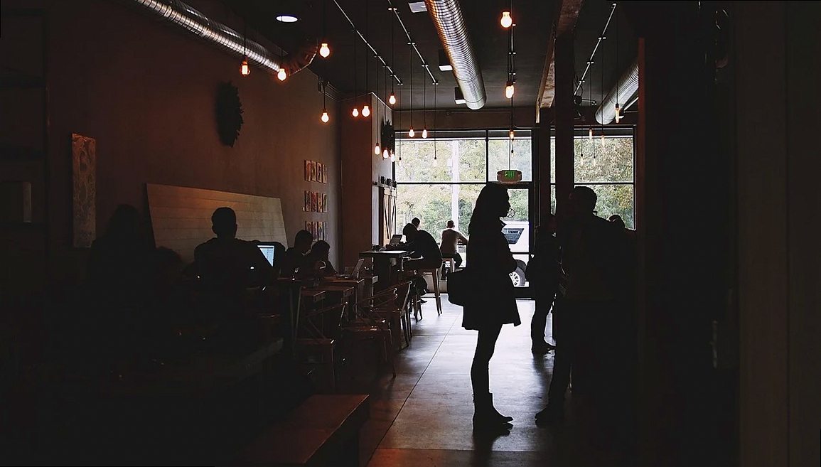 café, personas, trabajando, mesas, sillas, laptops