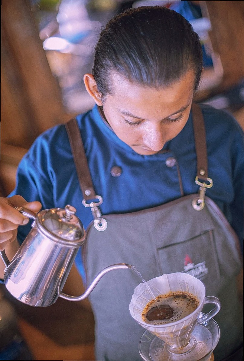 café, hombres, chemex, jóvenes, restaurante, cafetería, cafetera, cafeína, bebidas, preparación, bebida, mañana, desayun