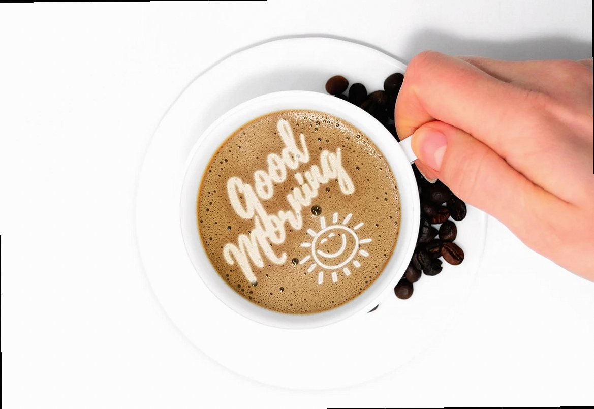 taza de café con leche, espuma con escritura decorativa, mensaje de buenos días, porcelana en cafetería, desayuno especi